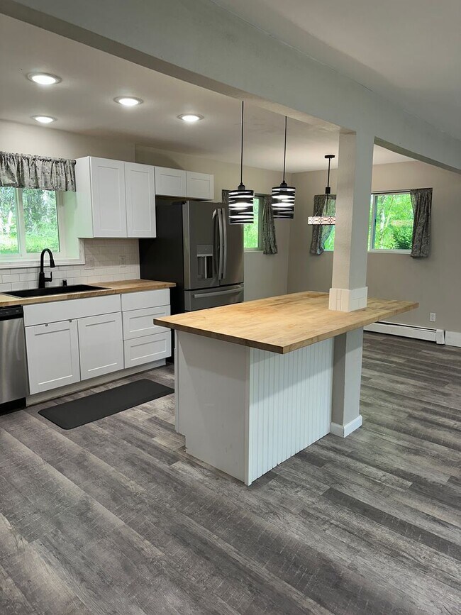 Building Photo - 14716 W Lake Ridge Dr