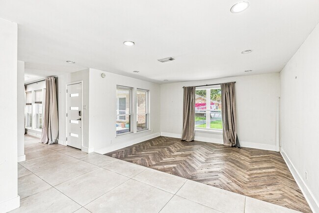 Building Photo - 1135 Trowbridge Dr
