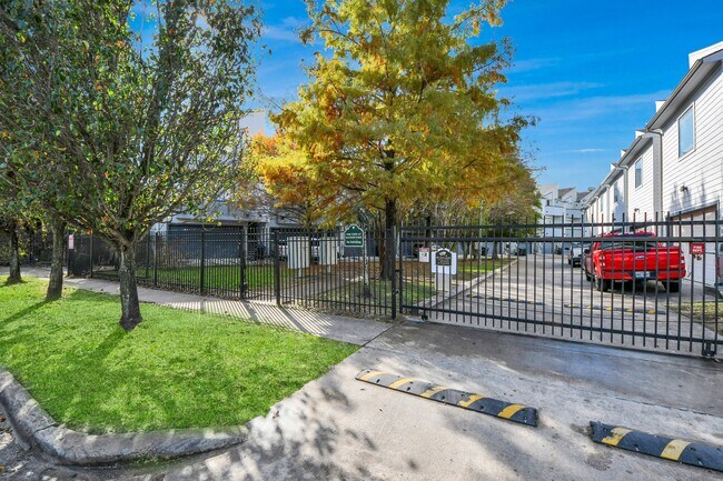 Building Photo - 2911 Chartres St