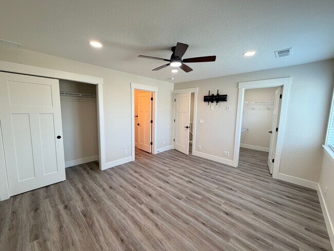 Building Photo - Brand New Hayden Townhome