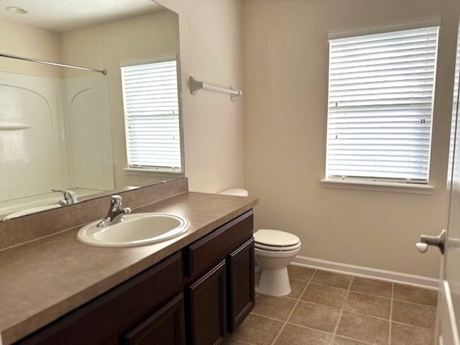 Building Photo - Large 3BD/2BA |Quiet Setting | Fenced Yard