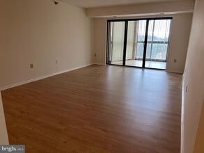 Building Photo - 15100 Interlachen Dr