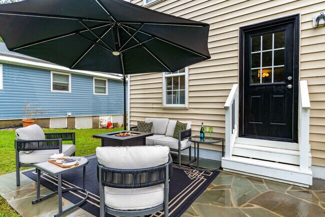 Building Photo - 2400 Hinton St