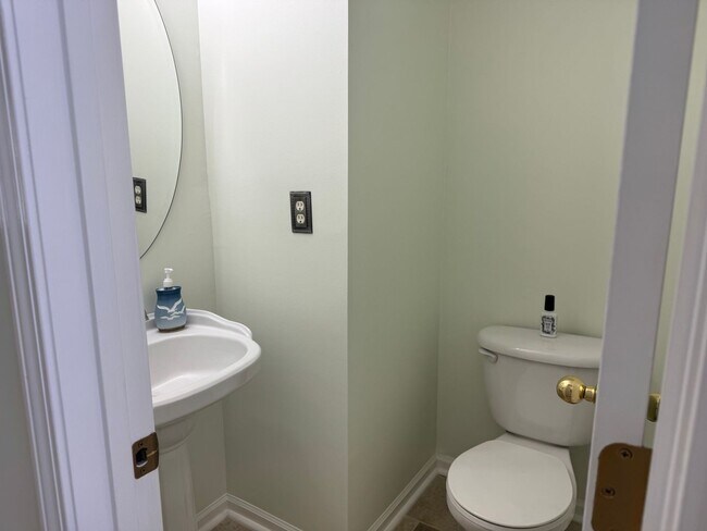 Building Photo - Four Bedroom Home in Curtis Pond