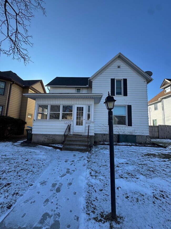 Building Photo - House available for rent