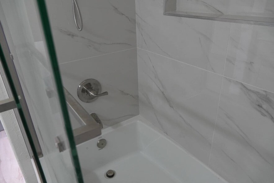 Master tub - 2493 W Richmar Ave