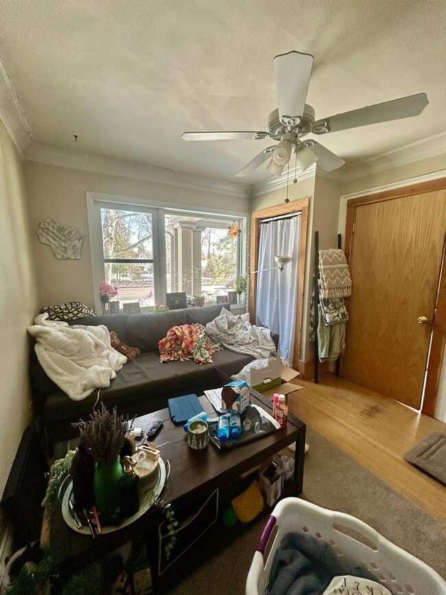 Building Photo - Available June 2025 - 5 Bed, 1 Bath home near campus!