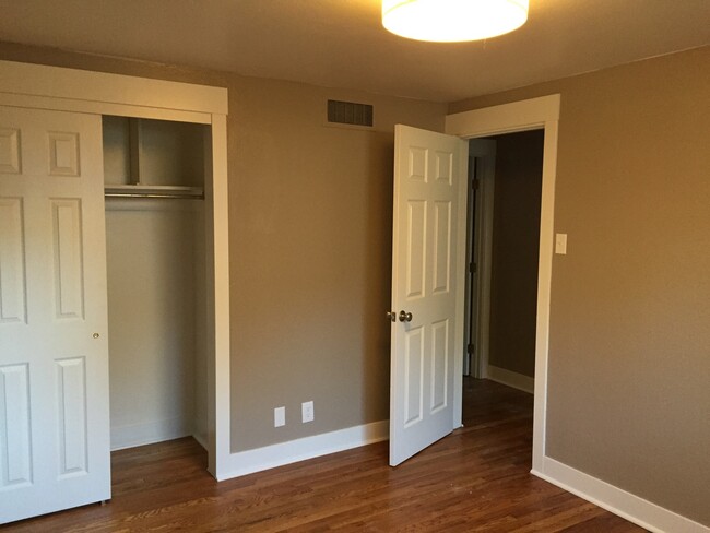 Building Photo - Remodeled 2 bed, 1 bath in the heart of Fo...