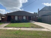 Building Photo - Metairie 3 Bedroom with Spacious Rooms and...