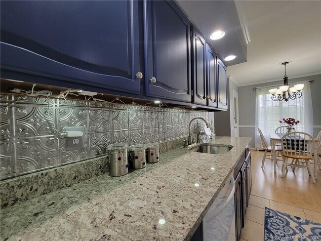 Building Photo - 22 Essex Ct