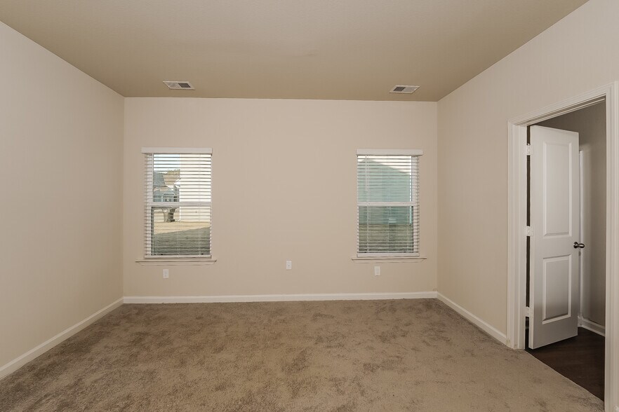 Building Photo - 425 Clover Cir