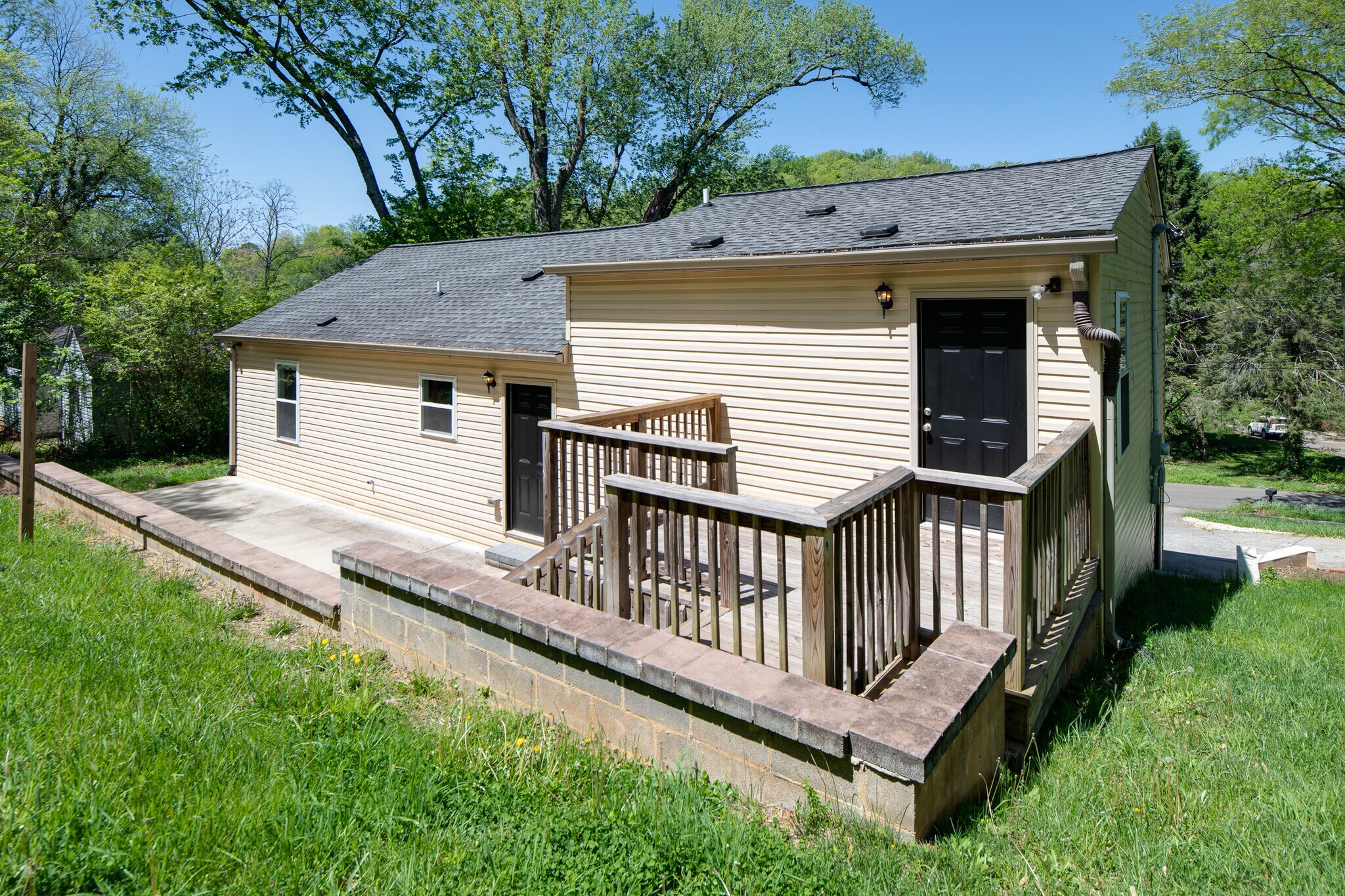 Great back patio - 2208 Southside Rd