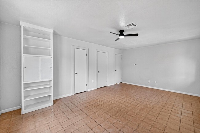 Building Photo - 1119 Pinecroft Dr