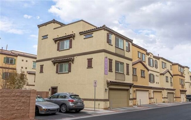 Building Photo - Amazing Roof Top Deck