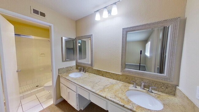 Building Photo - Spacious 2 Bed 2.5 Bath Townhouse in Irvine!