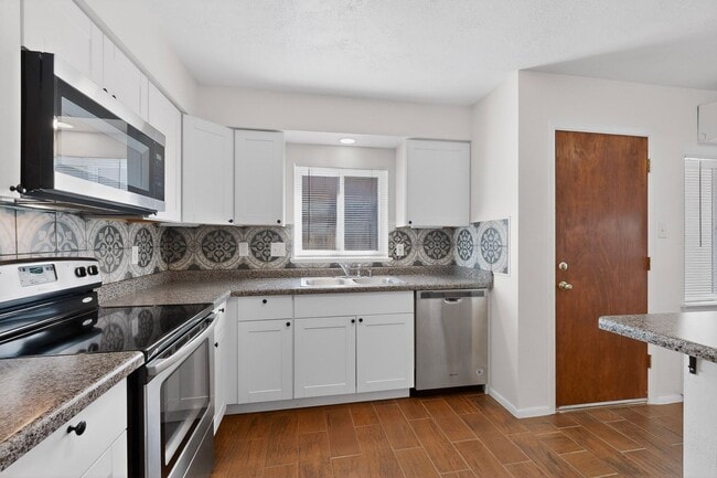 Building Photo - Close in West Side 2 bedroom 1.75/ba 1/cg