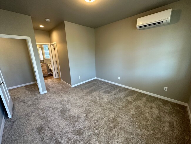 Building Photo - New 5 Bedroom / 5.5 Bath Townhome w/ A/C i...