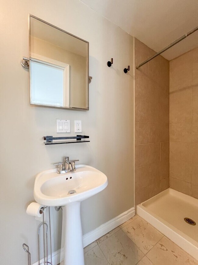 Building Photo - 2Bd/1.75Ba Seattle Condo