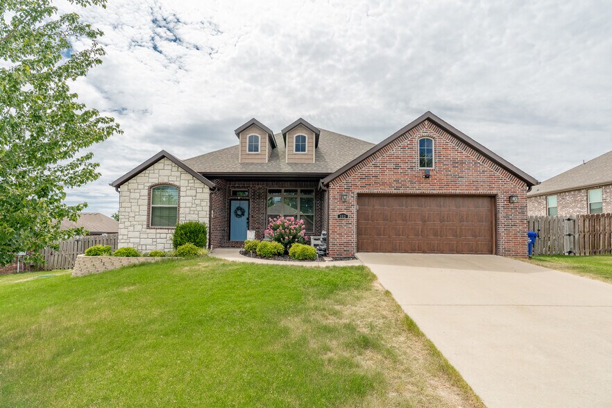 Building Photo - 212 Cowans St