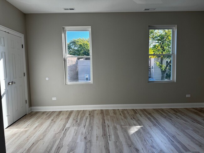 Building Photo - 623 N Hamlin Ave