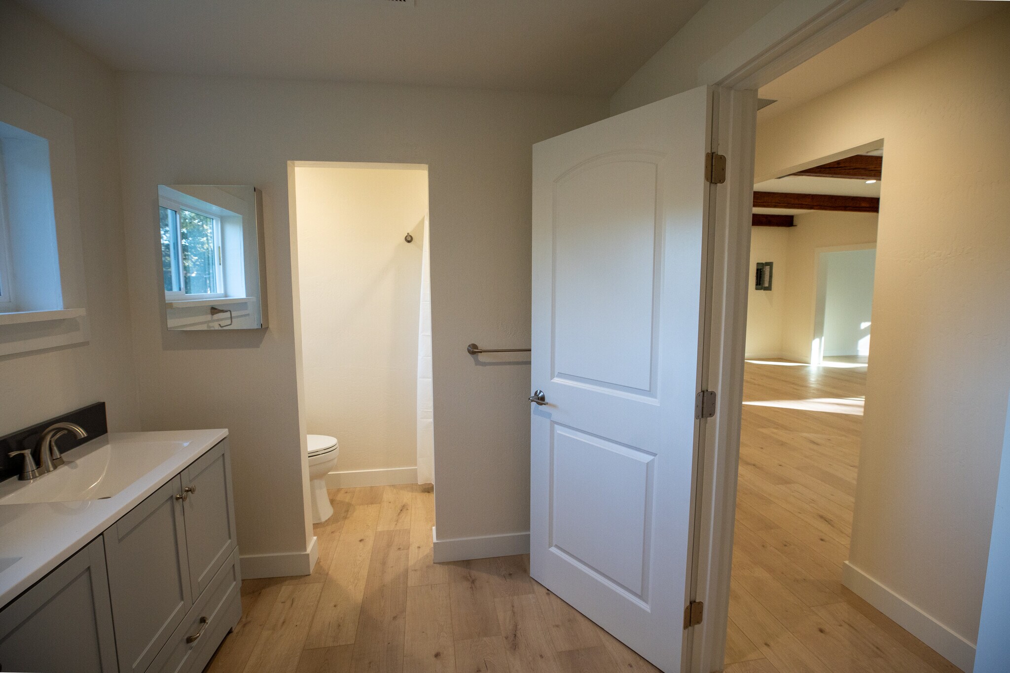 Building Photo - 384 Crazy Horse Canyon Rd