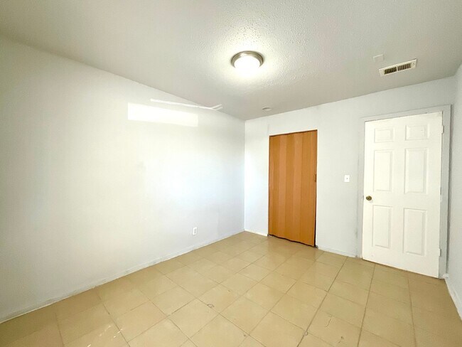 Building Photo - Lovely 3 Bedroom/ 2 Bath Home In Converse, TX!