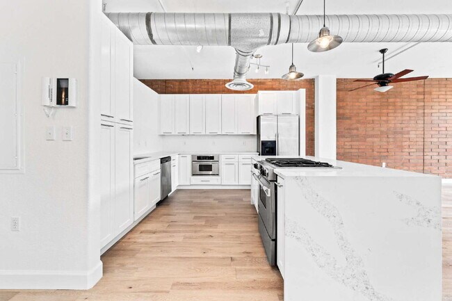 Building Photo - $2,350.00 - 1 Bed 1 Bath Condo with Centra...