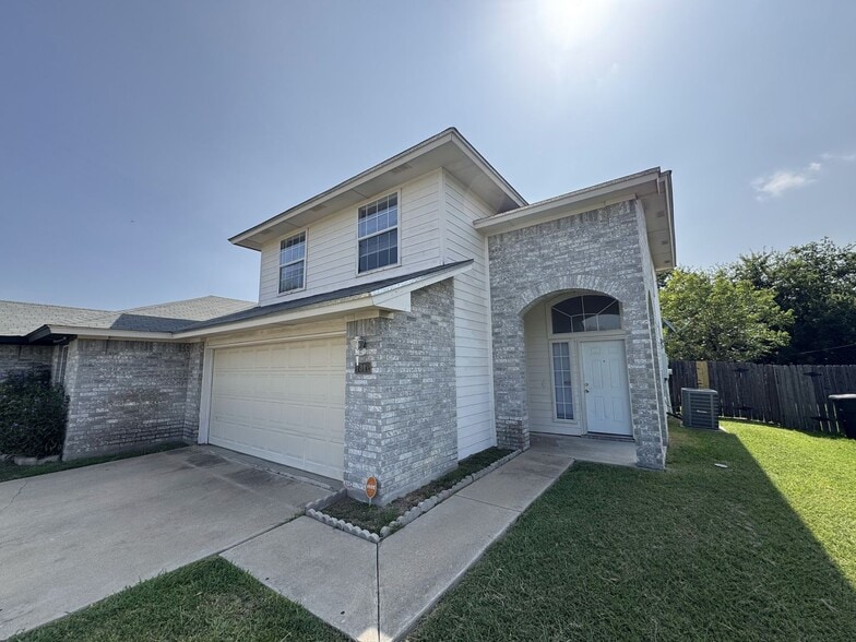 Building Photo - 1312 Saddle Dr