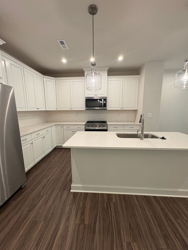 Building Photo - Beautiful End Unit Townhome in Griffith Lakes