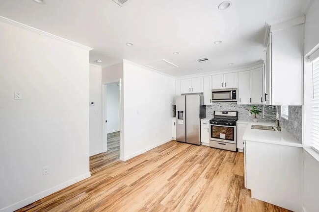 Building Photo - Stunning One-Bedroom Apartment