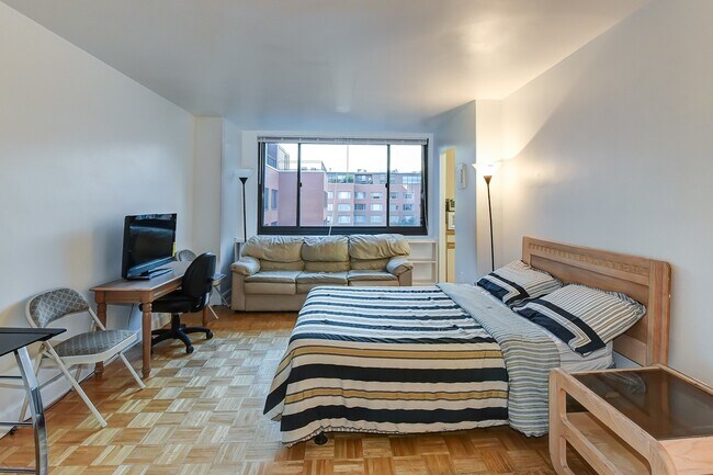 Primary Photo - Spacious & Bright Unfurnished Studio for Rent