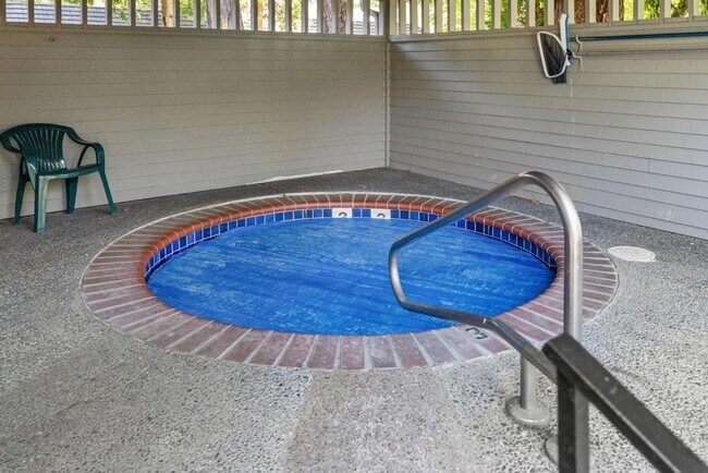 Building Photo - Stylish Lake Oswego 1 Bedroom Condo with Loft — Walk to Shops & Parks