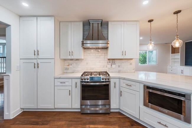 Building Photo - Luxury Living in Manhattan Beach