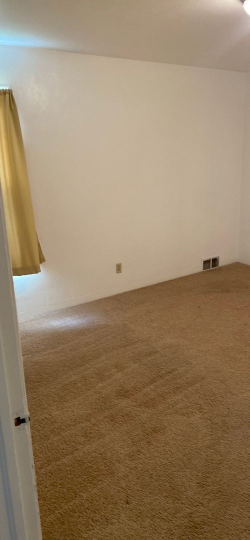 Building Photo - Cozy Home