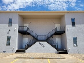 Building Photo - 2510 E 7th St