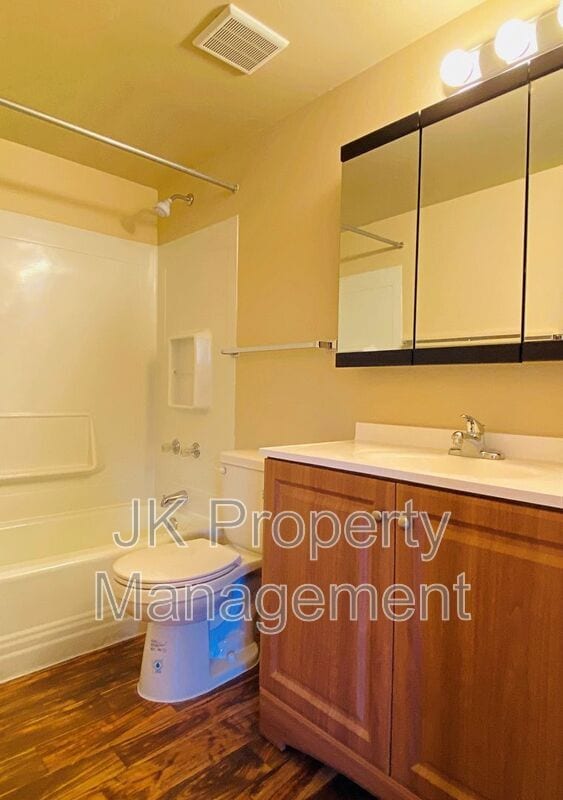 Building Photo - 2100 4th St NE