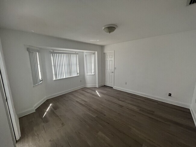 Building Photo - $1,875 ** ANNUAL ** Available 10/15/25 - Newly Renovated ** 3/2 Single Family Home with Oversized...