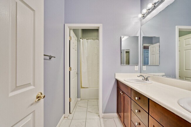 Building Photo - Spacious 3 Bedroom, 2 Bathroom Home with D...