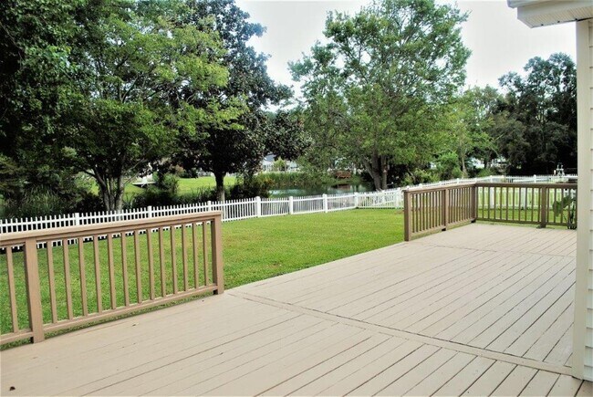 Building Photo - Pawleys Retreat