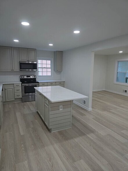 Building Photo - 2347 Greenway Dr