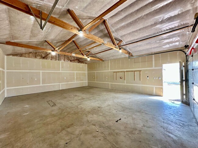 Building Photo - Newly Renovated Expansive Multi story 4 be...