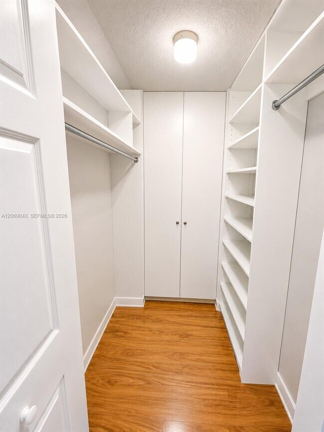 Building Photo - 1155 Brickell Bay Dr