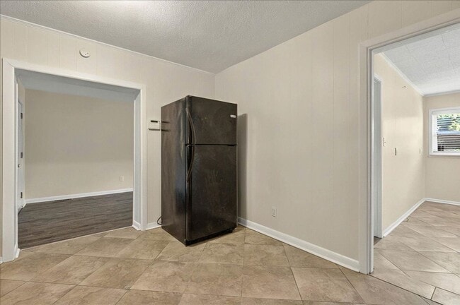 Building Photo - 4 bed 2 bath house, walk to stadium! Available August 2026