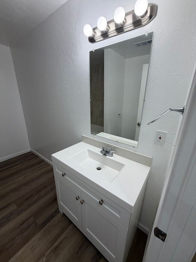 Building Photo - Clovis home for rent.