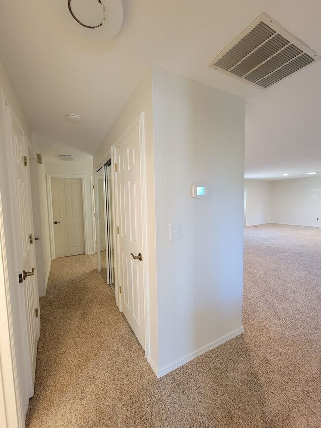 Building Photo - West Pasco Location a Block from the Colum...