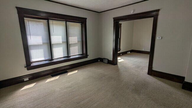 Building Photo - Spacious 5-bedroom, 1-bath home offers flexible living across multiple levels in Akron