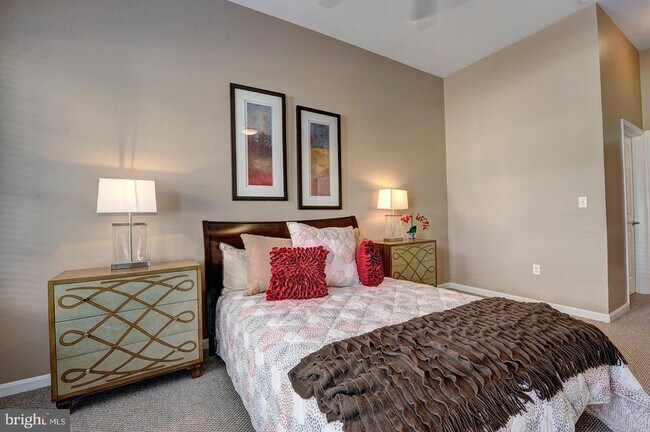 Building Photo - 4951 Brenman Park Dr