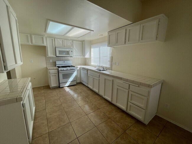 Building Photo - Hesperia-Refurbished- 3 Bedrooms, 2 Bathro...