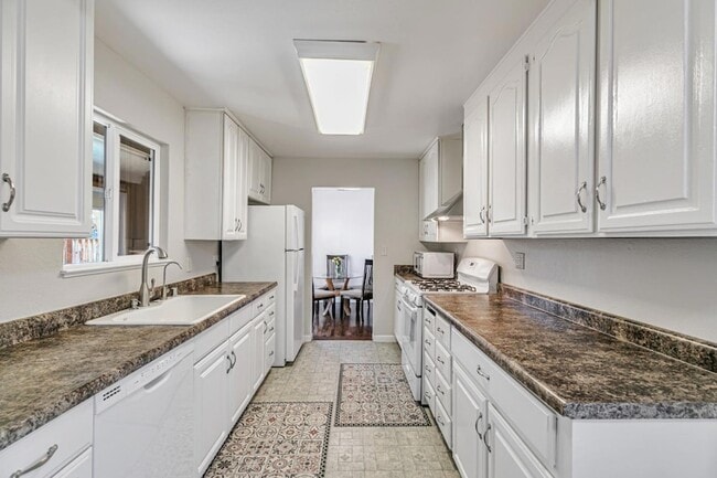 Building Photo - 2136 Ventura Pl