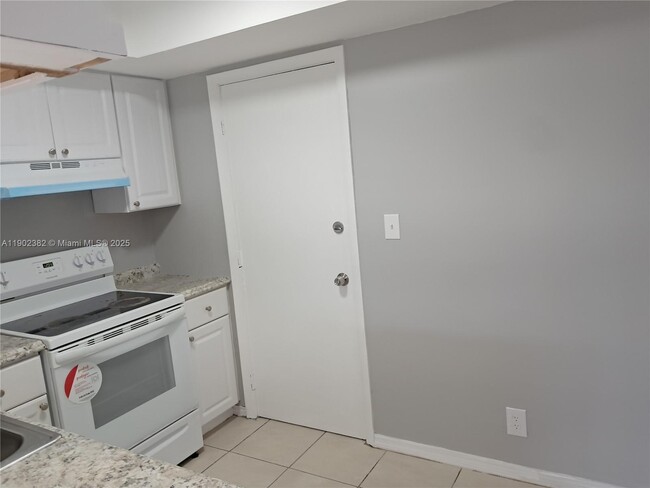 Building Photo - 16701 NE 14th Ave